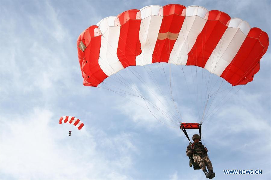 Soldiers attend parachute jumping training in NW China's Xinjiang