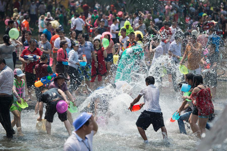 Water-sprinkling festival celebrated in SW China's Yunnan