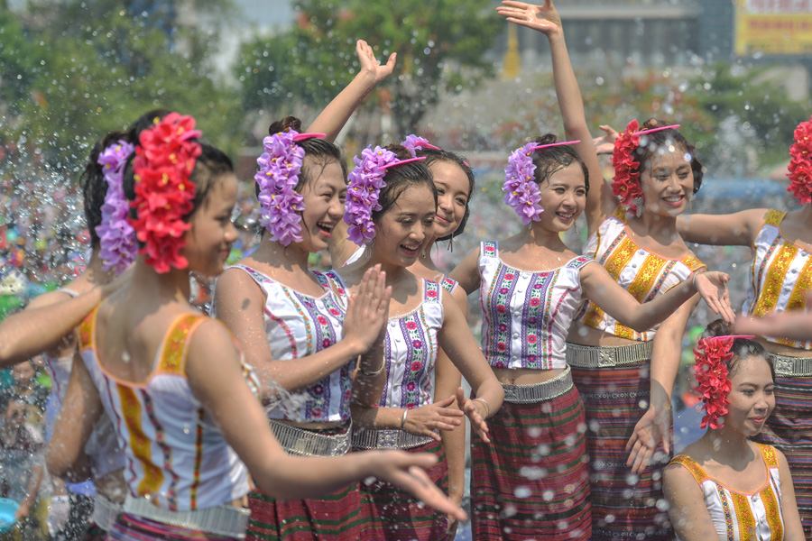 Water-sprinkling festival celebrated in SW China's Yunnan