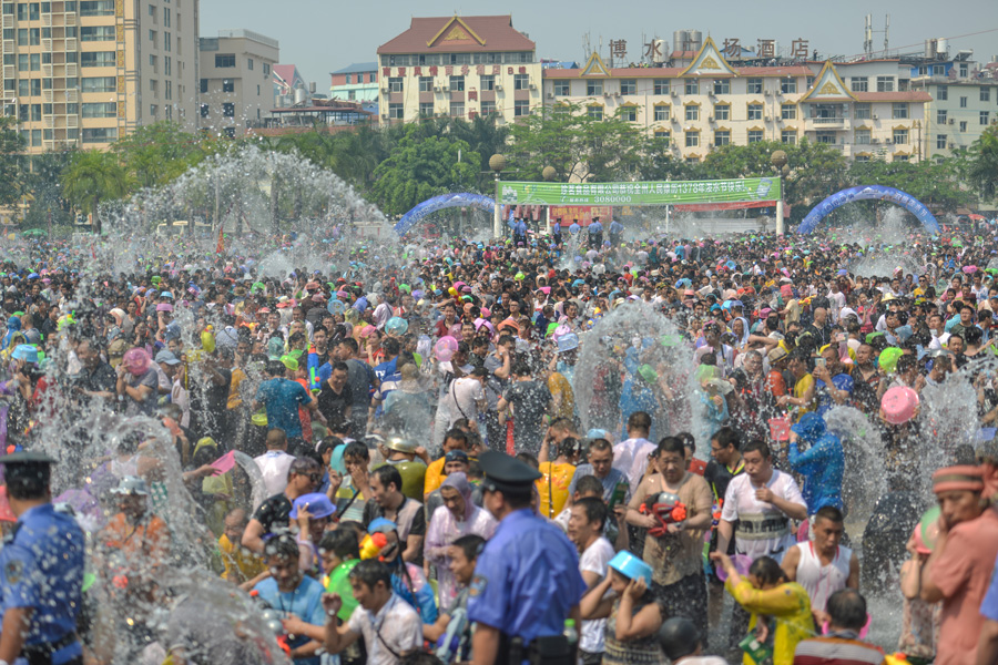 Water-sprinkling festival celebrated in SW China's Yunnan