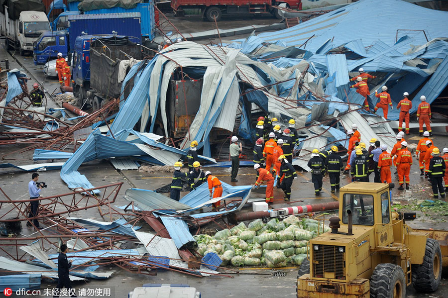 Storm sweeps across Southern China city, kills 2