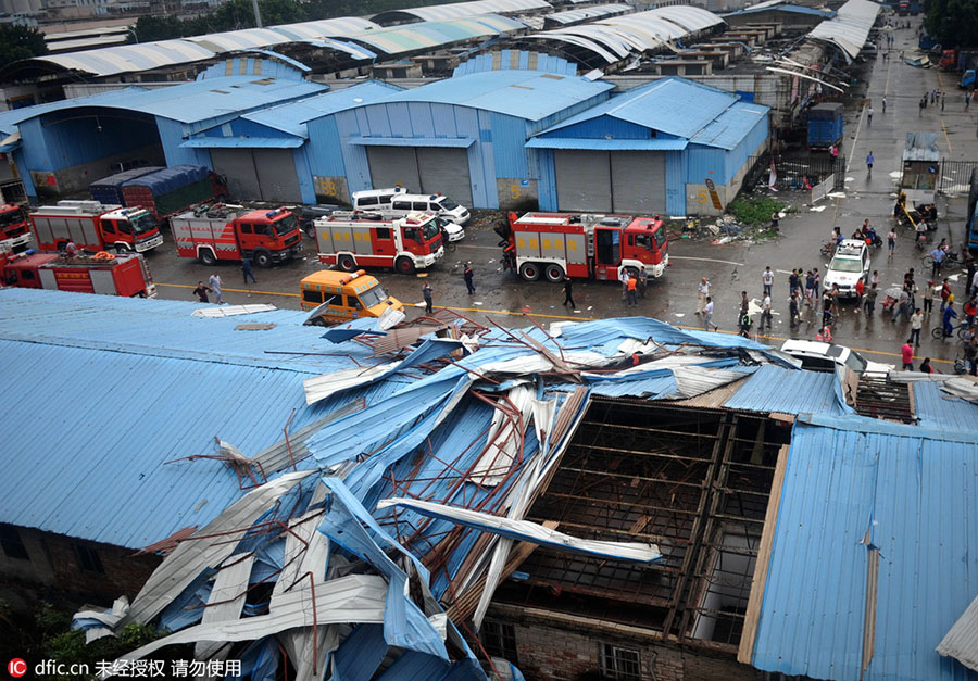 Storm sweeps across Southern China city, kills 2