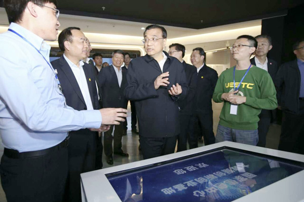 Premier plays badminton with robot as he visits Chengdu's entrepreneurial hub