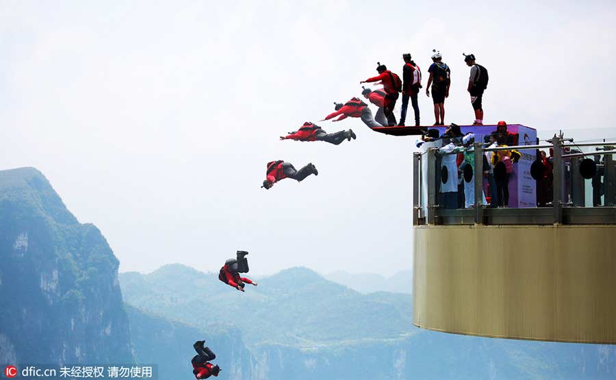 Chongqing holds World Low-Altitude Parachute Jump contest