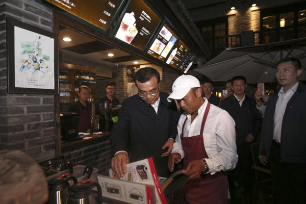 Premier Li tours Chengdu alley, promotes Chinese beer
