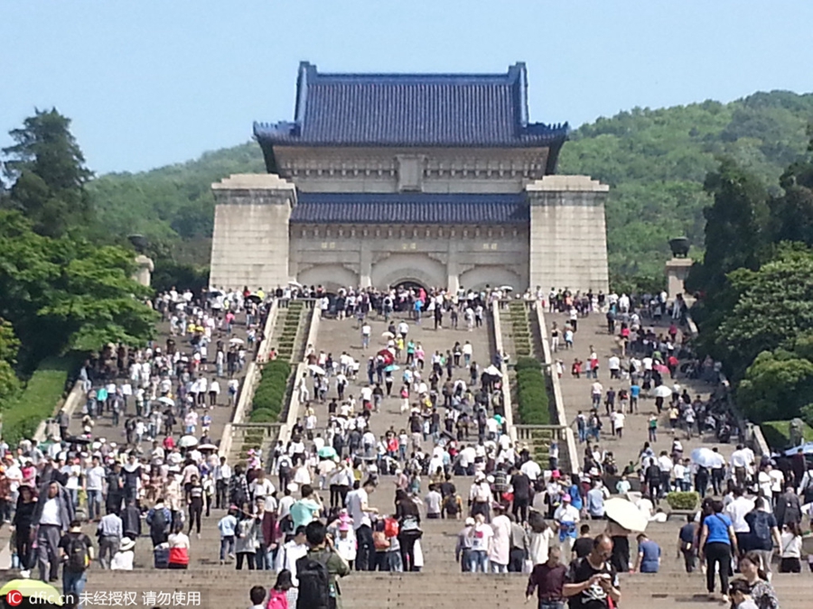 May Day tourism spikes at China's tourist spots