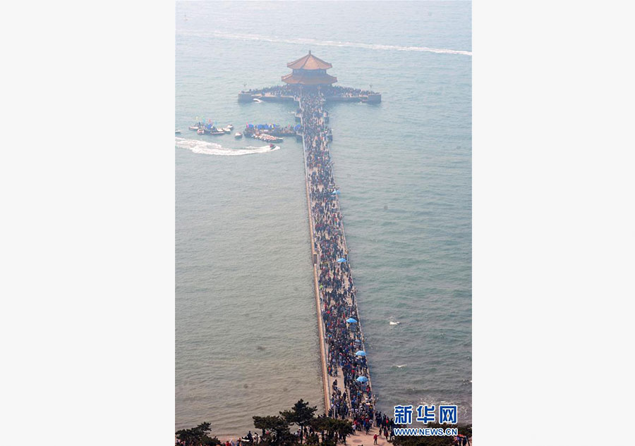 May Day tourism spikes at China's tourist spots