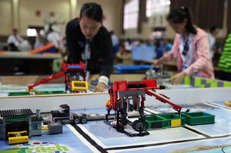 About 400 students participate in robot competition in Guilin