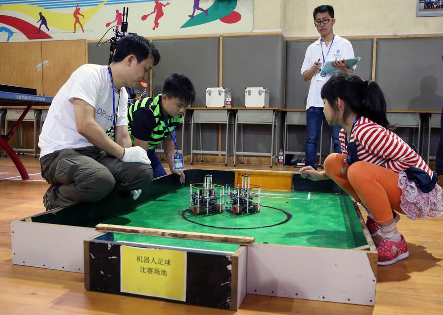 About 400 students participate in robot competition in Guilin