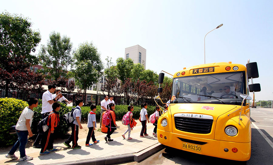 Tianjin introduces 'smart' school buses