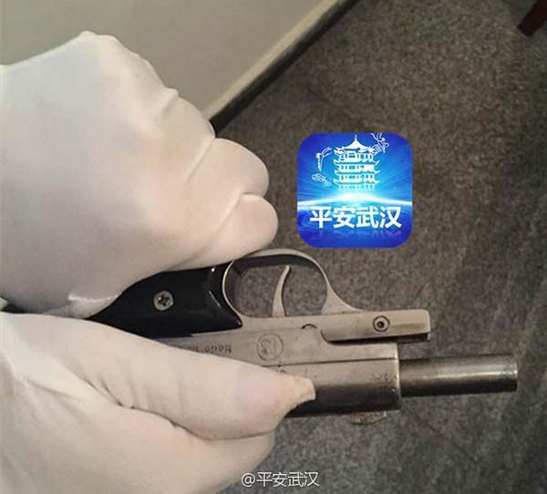Wuhan police seize drug suspects and loaded gun
