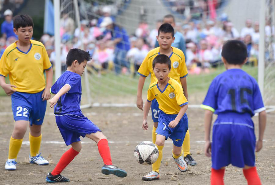 Football becomes popular in SE China's schools