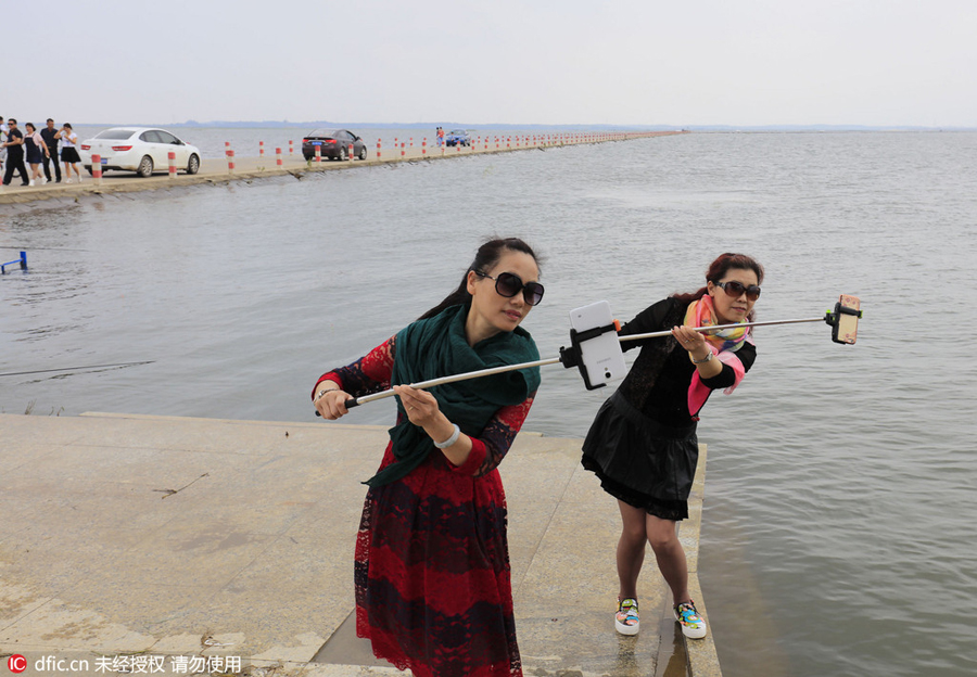 Walking along a 'water' highway on Poyang Lake