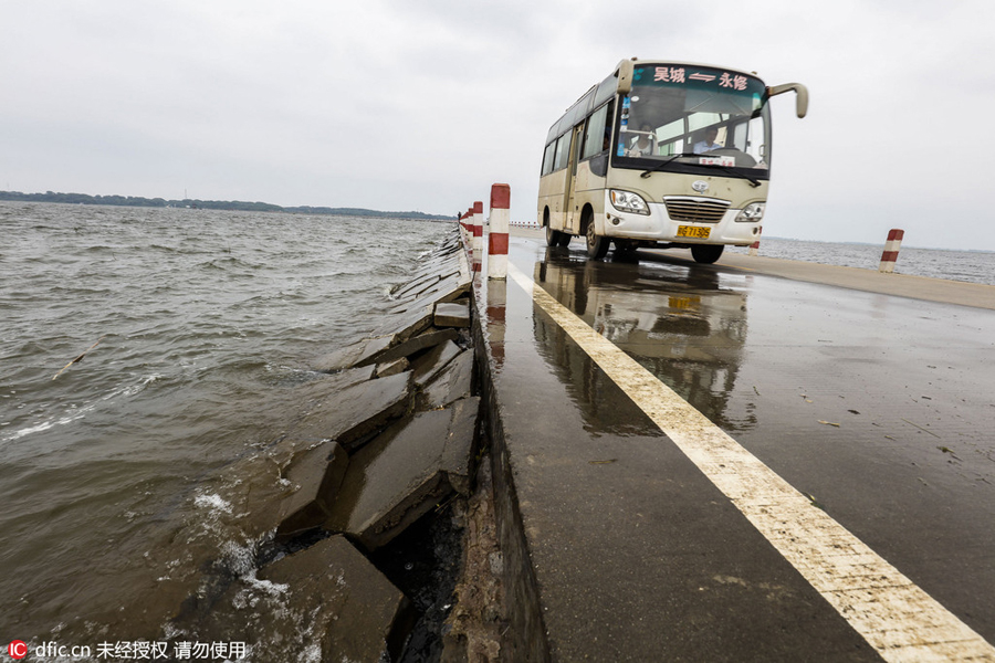 Walking along a 'water' highway on Poyang Lake