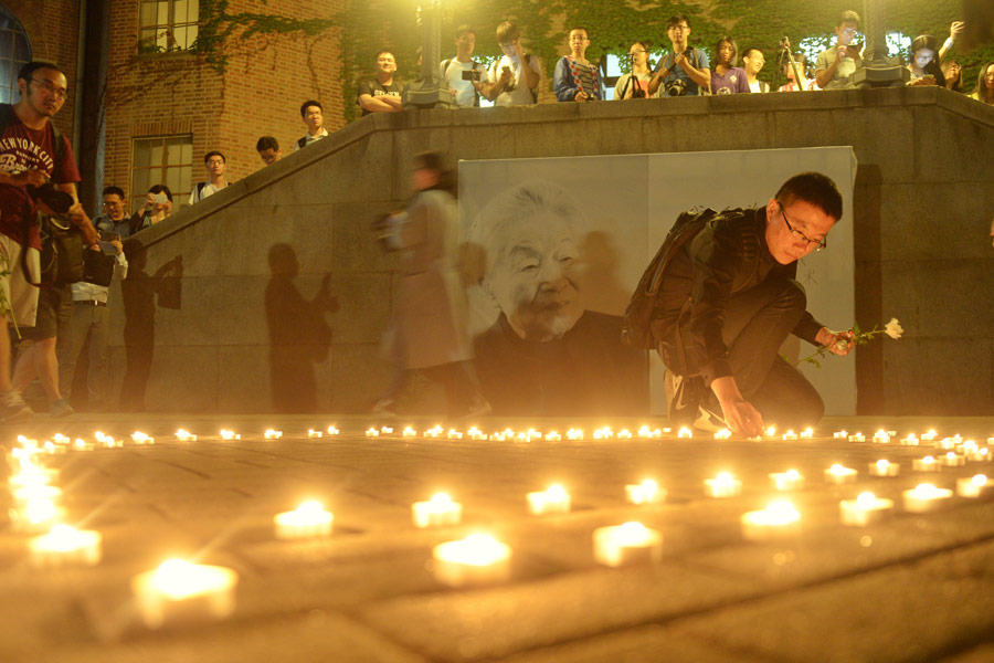 Tsinghua lights candles in memory of alumna and celebrated writer Yang Jiang