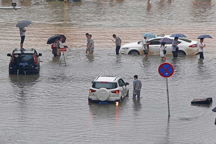 Heavy rain turns Wuhan into 'seaside' city