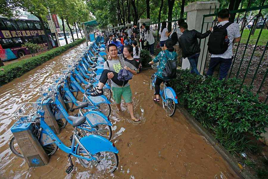 Heavy rain turns Wuhan into 'seaside' city