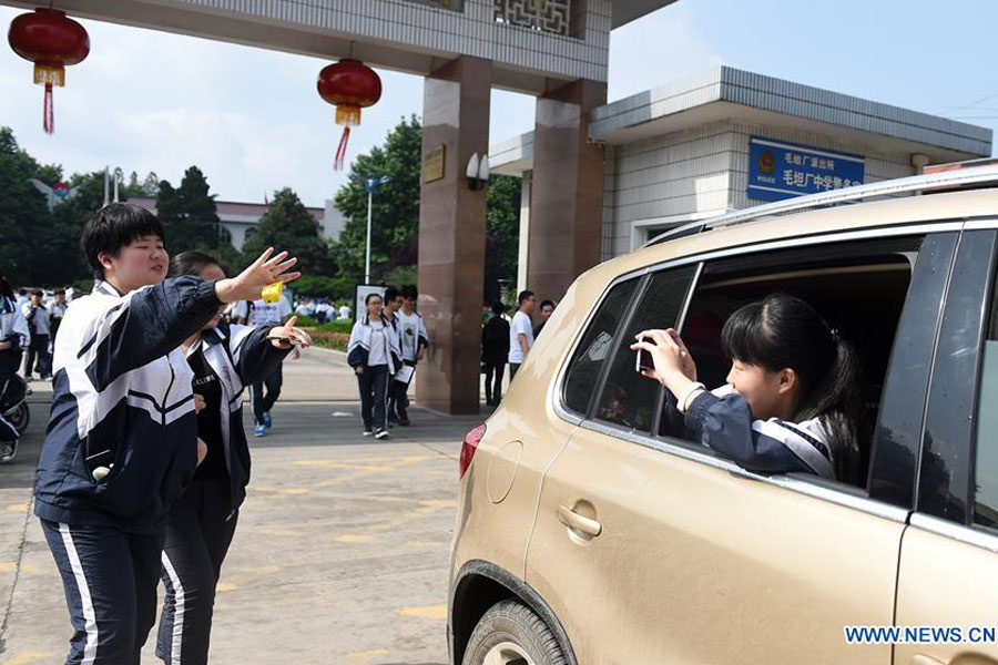 Farewell scenes before upcoming national college entrance exam