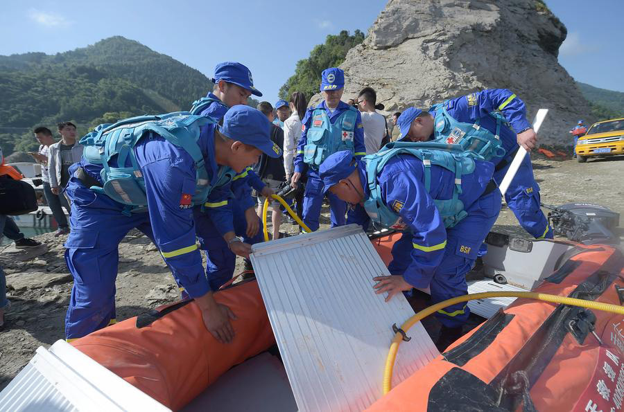 Tour boats suspended after boat capsizes in SW Chinese city