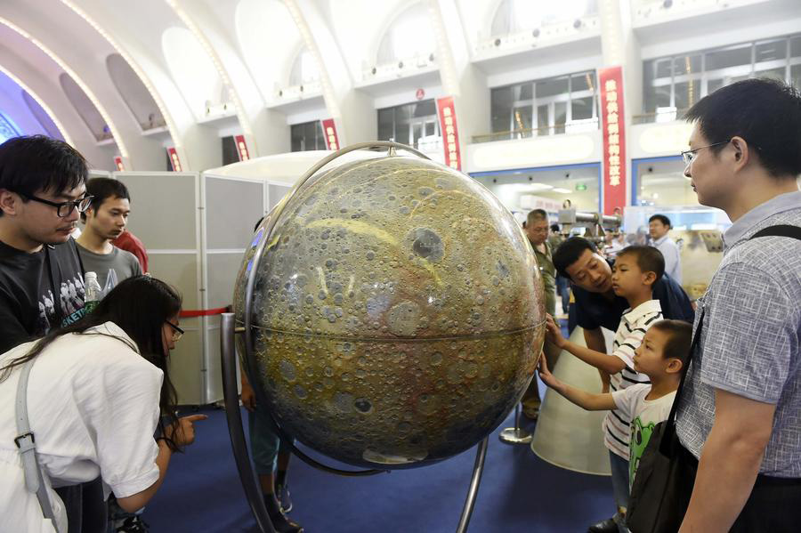 People visit China's sci-tech innovation exhibition in Beijing