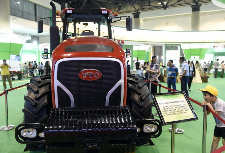 People visit China's sci-tech innovation exhibition in Beijing