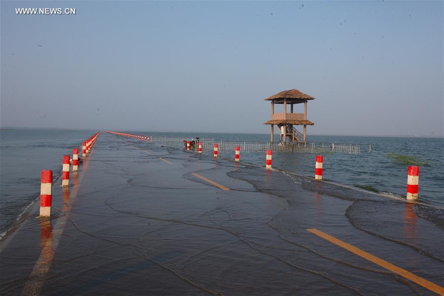 Highway submerged in Poyang Lake due to continuous rain