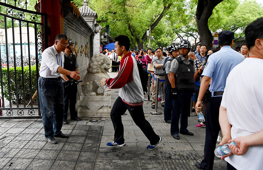 9 million students give the last shot as China's <EM>gaokao</EM> kicks off