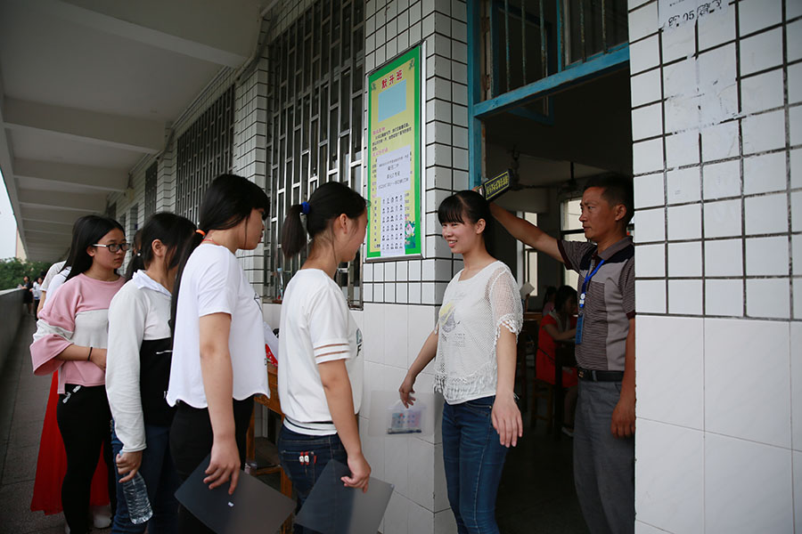 9 million students give the last shot as China's <EM>gaokao</EM> kicks off