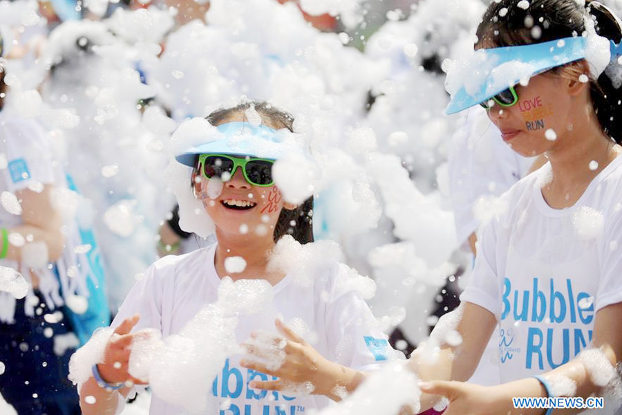 People attend Bubble Run activity in Shenyang