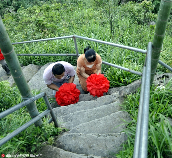 Parents climb 'Celestial Ladder' to win luck for examinees