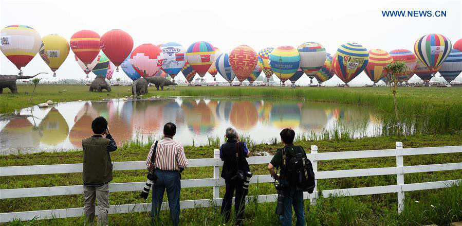 Group wedding on hot air balloons held in E China