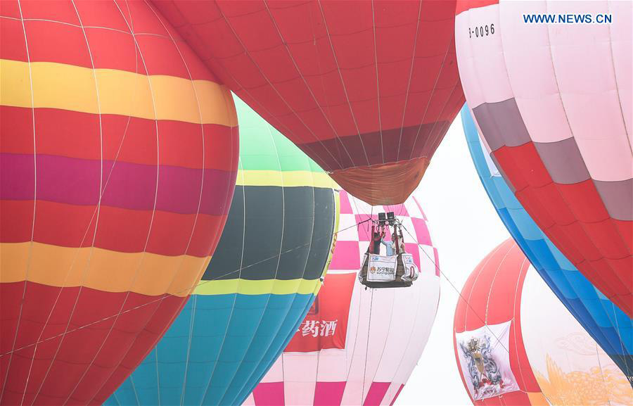 Group wedding on hot air balloons held in E China