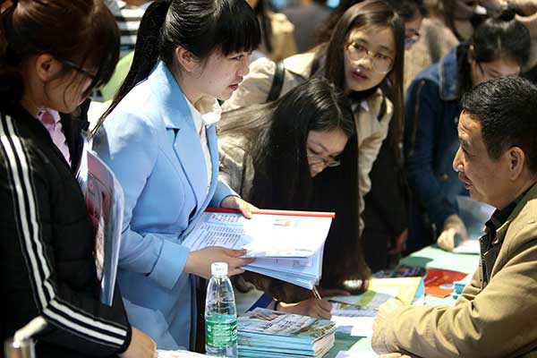 Employment rate for Chinese college graduates stable: Survey