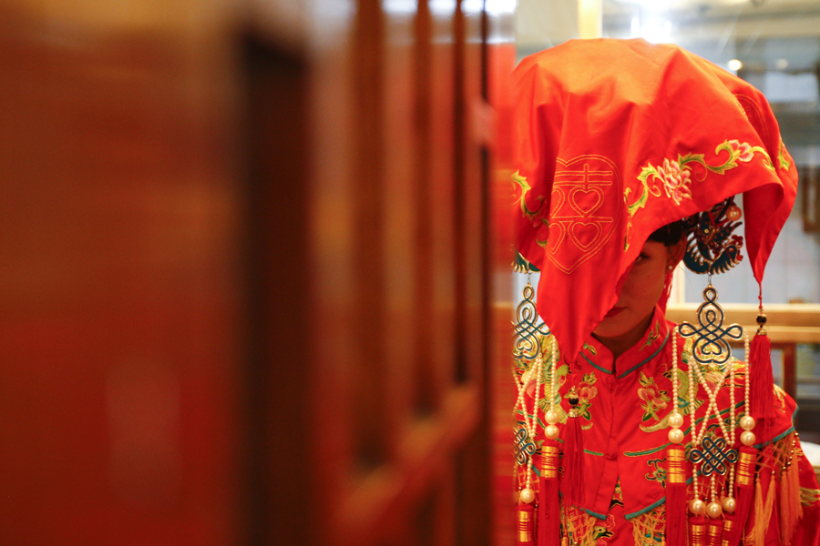 American marries Chinese girl in traditional wedding