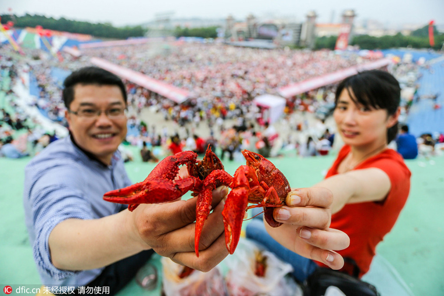 Tens of thousands flock to International Crayfish Fair in E China