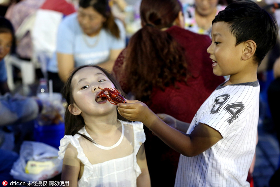Tens of thousands flock to International Crayfish Fair in E China