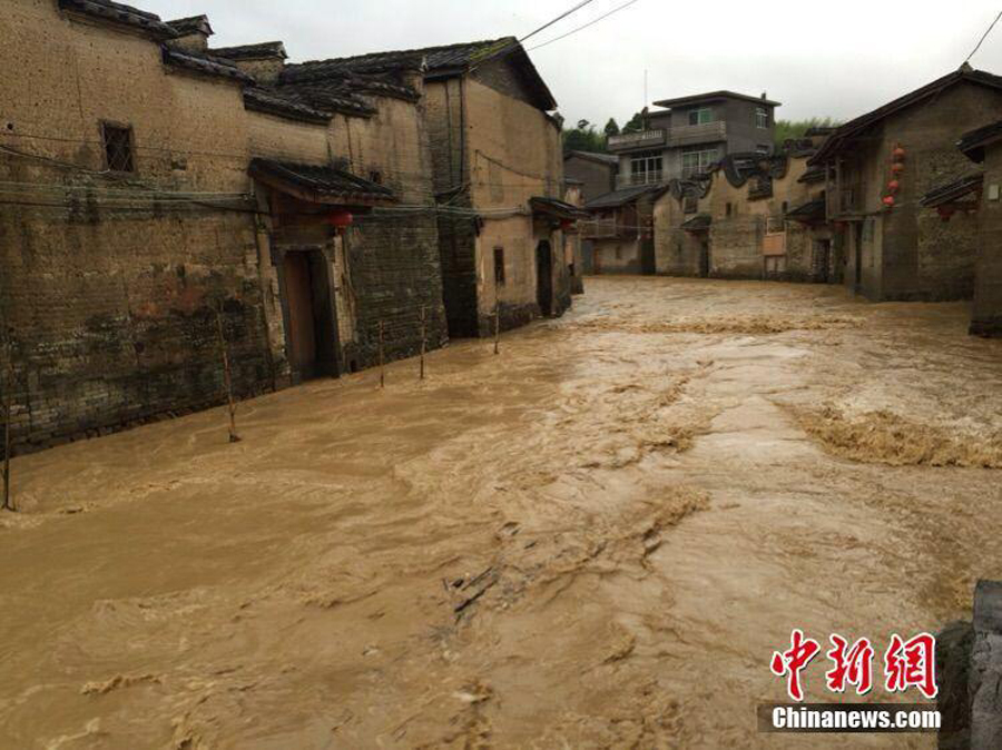 Heavy rains flood streets, leave people stranded in South China