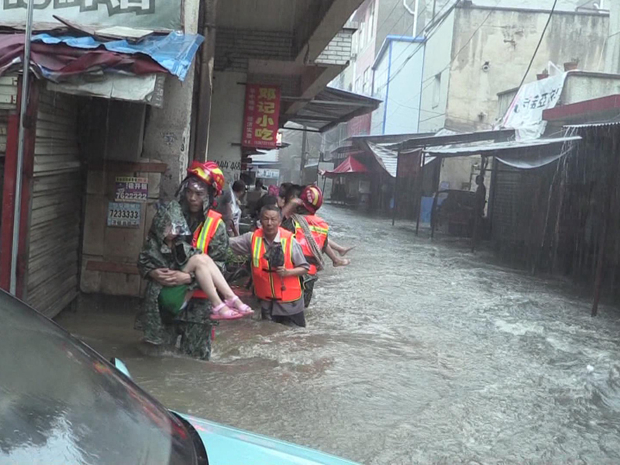 Heavy rains flood streets, leave people stranded in South China