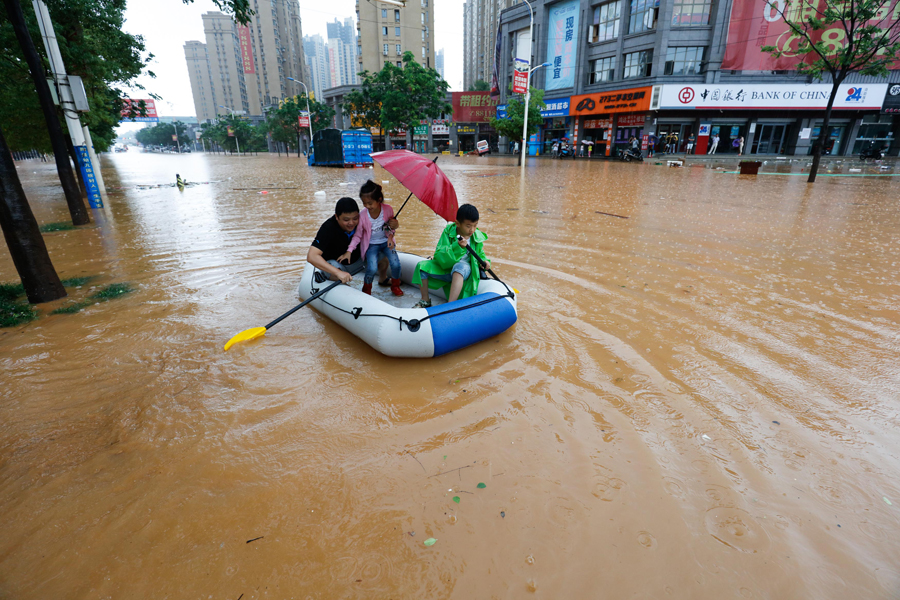 Heavy rains flood streets, leave people stranded in South China