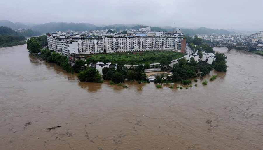 Heavy rains flood streets, leave people stranded in South China