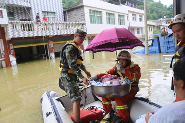 Thousands flee Jiangxi floods