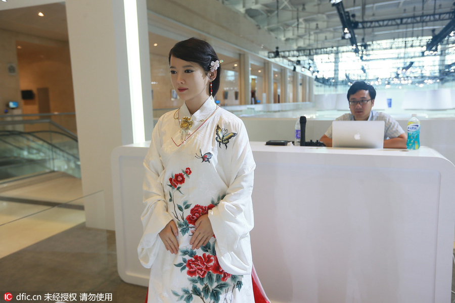 Beauty robot attracts attention during Summer Davos in Tianjin
