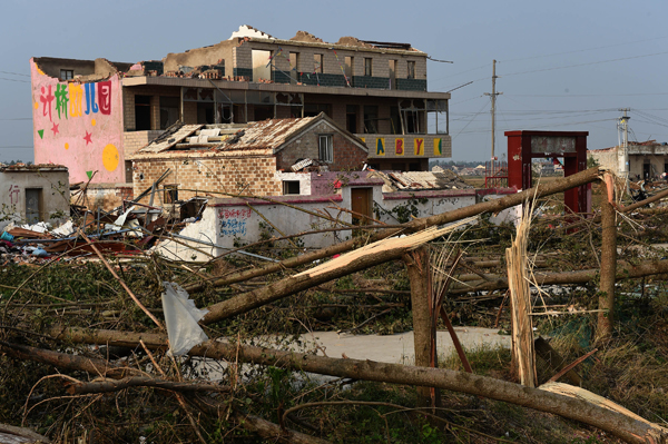 Kindergarten teachers save over 100 students from tornado