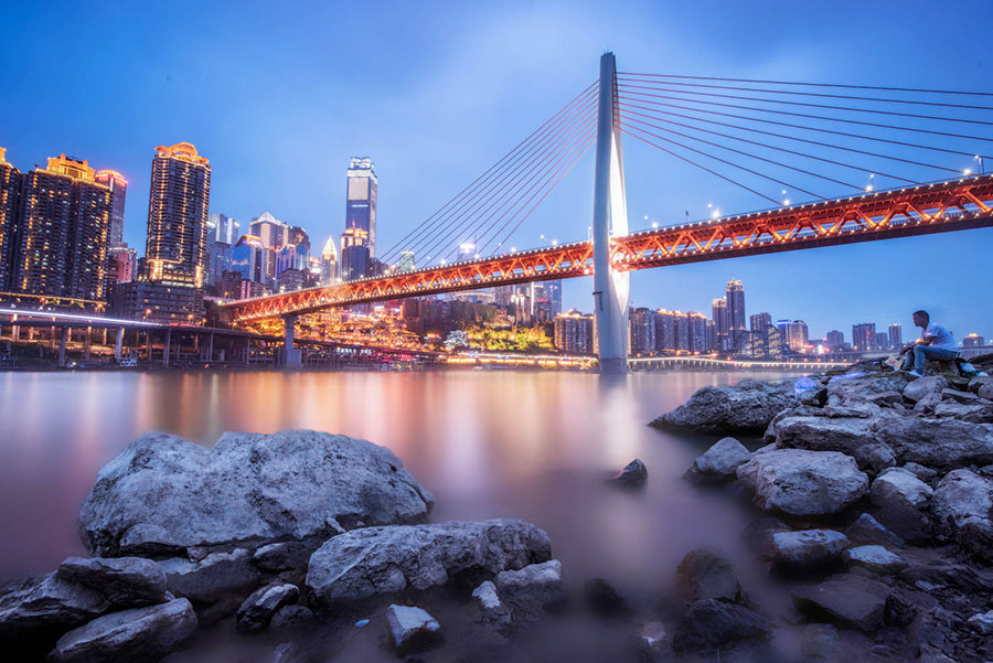 University student captures magical night view of Chongqing