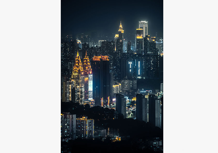 University student captures magical night view of Chongqing