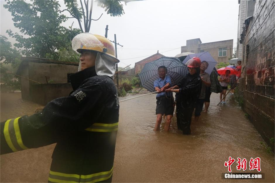 Yangtze River reaches flood stage for first time this year