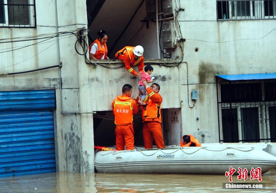 Yangtze River reaches flood stage for first time this year