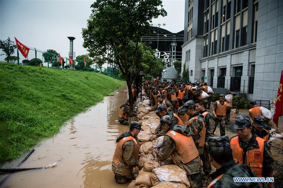 Temporary dyke built to stop flood in Nanjing