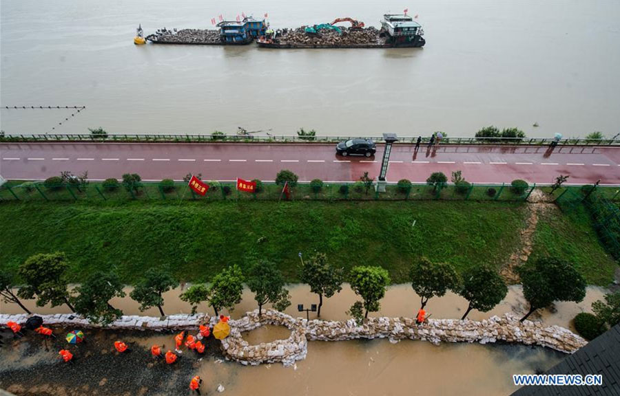 Temporary dyke built to stop flood in Nanjing