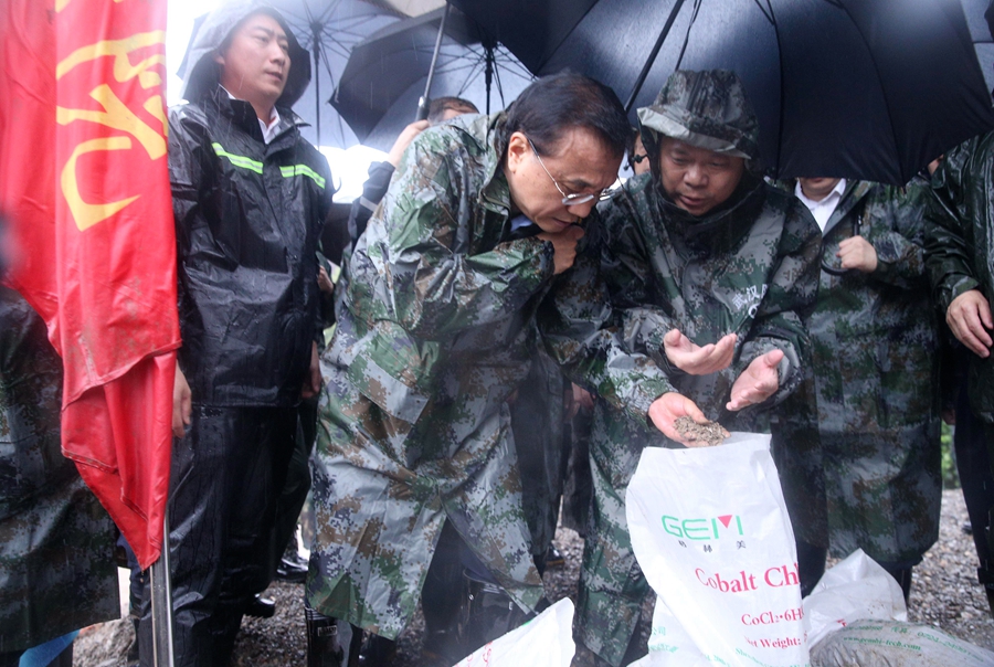 Premier Li visits flood-hit Wuhan